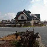 Kamienny dworek, hotel z kamienia i drewna, zaprasza do wypoczynku.
