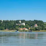 Kazimierz Dolny atrakcje: ruiny zamku, baszta i kościół na wzgórzu nad Wisłą.