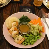 Kolorowa miska z krewetkami, ananasem, edamame i sosem. Idealne miejsce, gdzie zjeść w Krakowie.