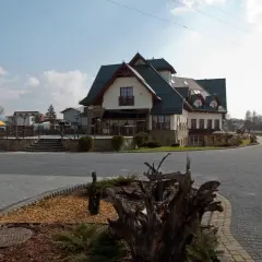 Kamienny dworek, hotel z kamienia i drewna, zaprasza do wypoczynku.