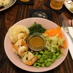 Kolorowa miska z krewetkami, ananasem, edamame i sosem. Idealne miejsce, gdzie zjeść w Krakowie.
