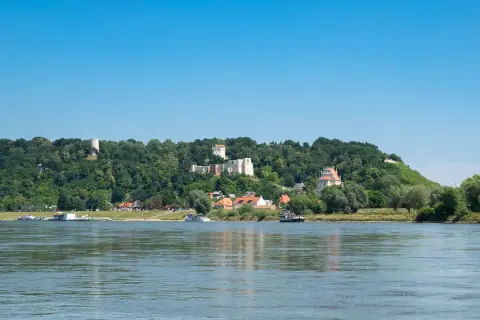 Kazimierz Dolny atrakcje: ruiny zamku, baszta i kościół na wzgórzu nad Wisłą.