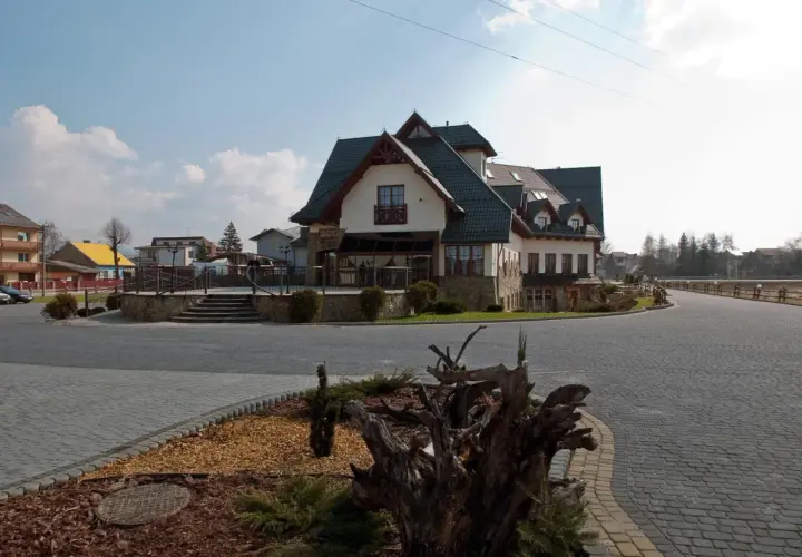 Kamienny dworek, hotel z kamienia i drewna, zaprasza do wypoczynku.