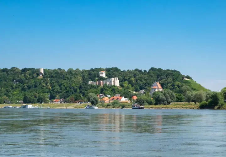 Kazimierz Dolny atrakcje: ruiny zamku, baszta i kościół na wzgórzu nad Wisłą.