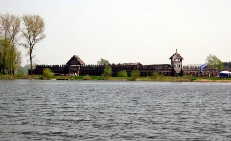 Skansen Biskupin: odkryj fascynującą historię osady z epoki żelaza