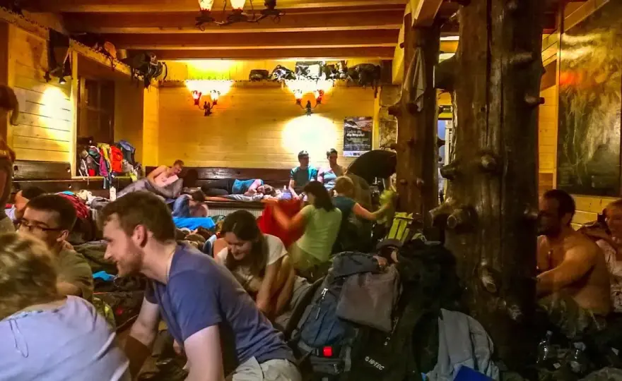 Czy schronisko może odmówić noclegu? Poznaj ważne zasady i wyjątki