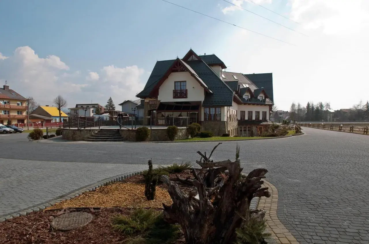 Kamienny dworek, hotel z kamienia i drewna, zaprasza do wypoczynku.