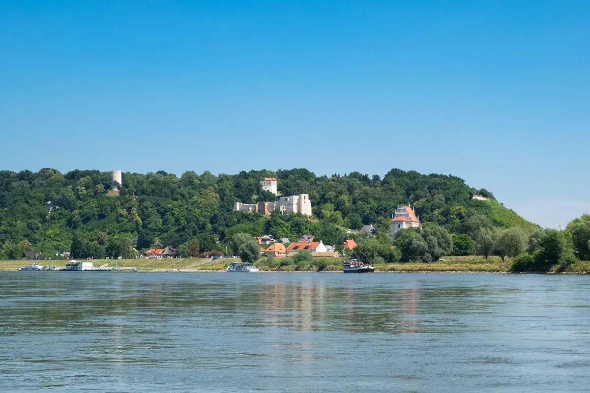 Kazimierz Dolny atrakcje: ruiny zamku, baszta i kościół na wzgórzu nad Wisłą.