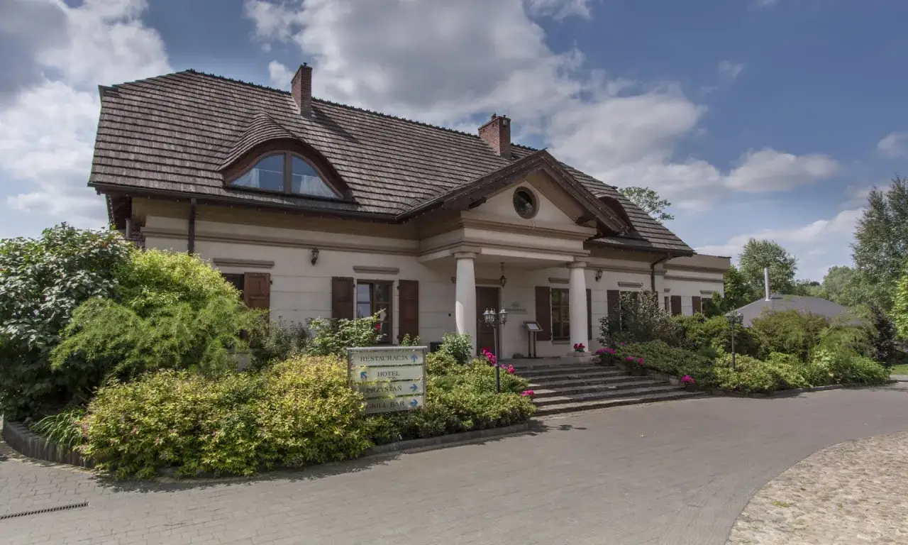 Urokliwy dworek nad Pilicą, otoczony zielenią, zaprasza do restauracji, hotelu i na grill.