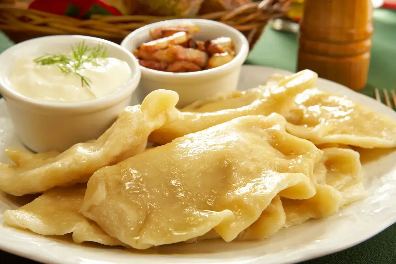 Pyszne pierogi z okrasą i śmietaną. Idealne pytanie: gdzie zjeść w Krakowie?